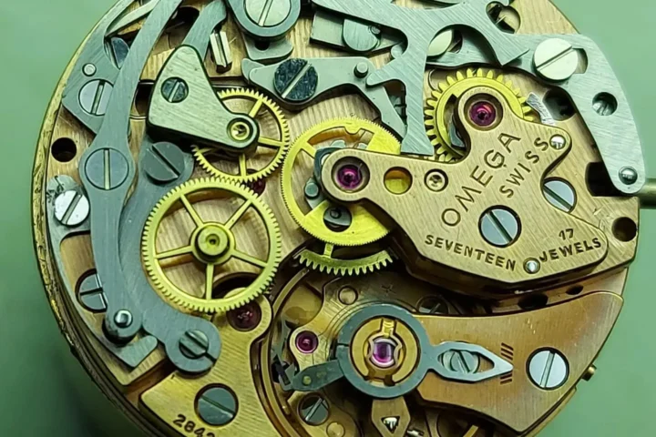 Μηχανισμός Omega 17 jewels στον πάγκο του εργαστηρίου