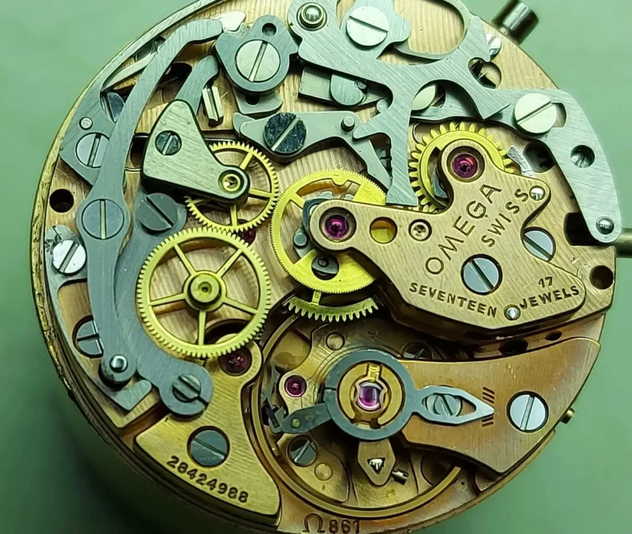 Μηχανισμός Omega 17 jewels στον πάγκο του εργαστηρίου