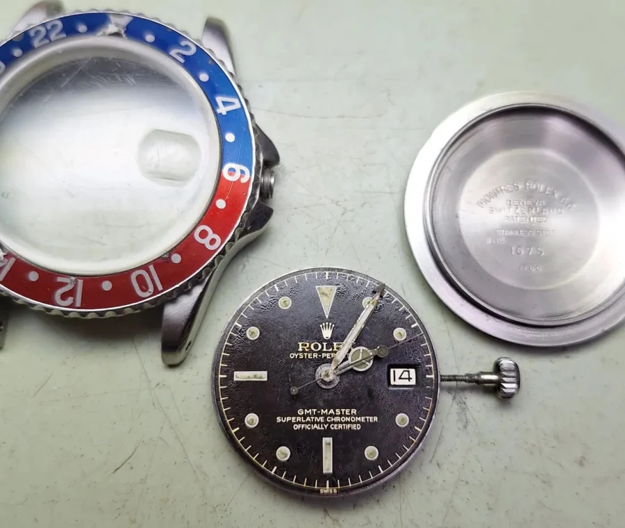 Rolex GMT-Master 1675 αποσυναρμολογημένο για service: κάσα, καντράν, μηχανισμός