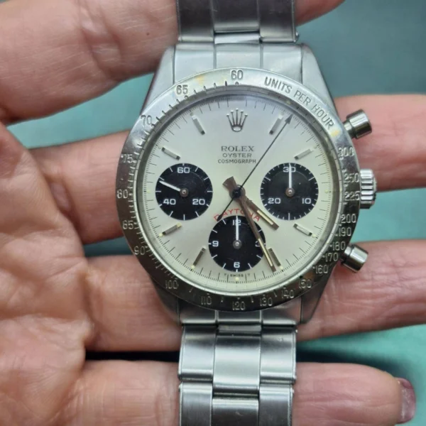 Vintage Rolex Cosmograph Daytona 6263 μετά το service, στο χέρι του τεχνικού