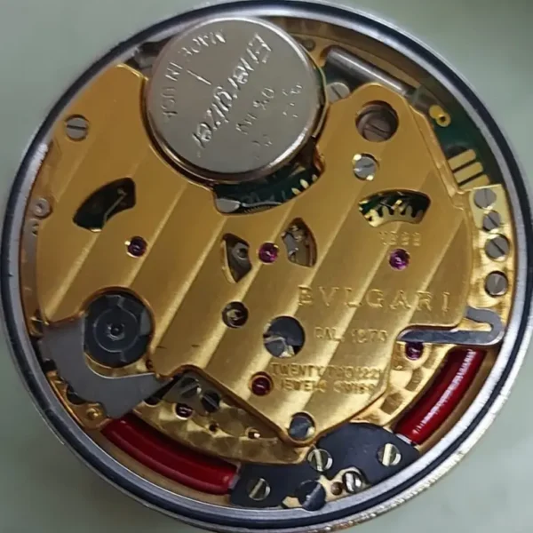 Μηχανισμός quartz Bulgari ανοιχτός για αλλαγή μπαταρίας