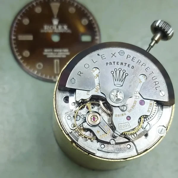Μηχανισμός Rolex Perpetual κατά τη διάρκεια service στο εργαστήριο GRtime